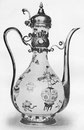 Flacon de porcelaine, émaux colorés. Transformé en aiguière au moyen d'une monture en cuivre doré.