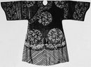 Manteau d'honneur de dame de la haute noblesse, kosseu, XVIIIe siècle. Médaillons d'orchidées et de papillons.  Collection Vuilleumier.