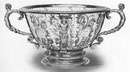 Coupe de porcelaine bleue et blanche. Époque Wan-li. Décorée de cerfs, en 10 panneaux ; à l'intérieur, lièvre et panneaux de fleurs.