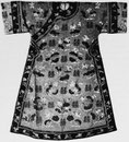 Planche IX. — Robe de mariage d'impératrice, kosseu fin du XIXe siècle. Fond mauve et or, motifs polychromes.  Collection Vuilleumier.
