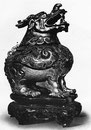 Brûle-parfums, cheou lou. Monstre ailé ; cuivre doré, décoré d'émaux colorés.
