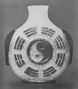 Tabatière verre bleu et blanc. Taillé en forme de symboles.On y reconnaît les pa-koua — les huit trigrammes de la philosophie chinoise — disposés en cercle, avec, au centre, le symbole yin yang — monade créatrice se divisant en éléments mâle et femelle.