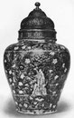 Vase de porcelaine.Style « vieille famille verte ». Montures en cuivre de travail persan ciselées à jour.