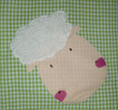 Schaf mit (Kunst-)kuschelfell auf dem Kopf