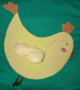Huhn mit Rassel im Flügel