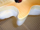 Leider wurde bei Gibson das Binding nicht sauber an den Korpus angebracht. Bei einem dunklen Burst kein Problem, aber hier wird es schwierig.
