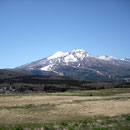 妙高山の左側の裾野は黒姫山です。