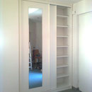 Einbauschrank mit Schiebentüren füllt eine Nische sinnvoll und platzsparend. 