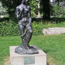 Die Kniende im Eingangsbereich des Lehmbruck-Museums, Aufnahme-Datum: 25.04.2010 