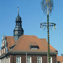 Maibaum am Rathaus Ronneburg in Thüringen