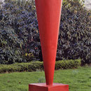 Skulptur vor immergrüner Abpflanzung (Prunus lusitanica) Aufnahme-Datum: n.b.
