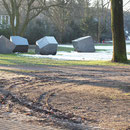 Kunst und Parkpflege, durch Fahrbetrieb verdichtete und zerstörte Vegetationsflächen,  Aufnahme-Datum: 10.02.2013