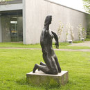 Seitenansicht im Frühling vor dem Eingangsbereich des Lehmbruck-Museums, Aufnahme-Datum: 17.04.2009