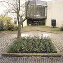 Skulpturen-Ensemble bestehend aus 2 Tafeln, Baum und Rosenbeet, Aufnahme-Datum: 02.12.2013