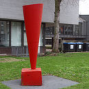 Skulptur vor freigestelltem Mülltonnen-Platz, Aufnahme-Datum: 03.02.2013