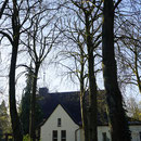 Blick aus der Allee, auf die Friedhofskapelle, Foto H.Kuhlen, Aufnahmedatum 12.04.2016