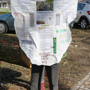 Chinmayo mit Protest-Banner gegen die Baumfällungen in Duisburg, HK. 13.03.2017