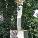 Die Skulptur sollte nach Meret Oppenheim mit immergrüner Hinterpflanzung erfolgen, Aufnahme-Datum: n.b.