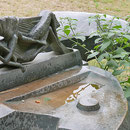 Verunkrautendes Umfeld vor der Skulptur, Aufnahme-Datum: 28.08.2019