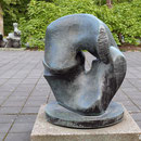 Blick in Richtung Park, im Hintergrund eine weitere Skulptur von Henry Moore, Aufnahme-Datum 07.09.2019