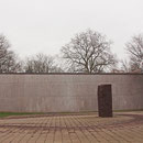 Skulptur auf dem Vorplatz im Eingangsbereich des Museums, Aufnahme-Datum: 03.02.2013 
