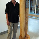 Der Künstler Bittner mit der fertigen Skulptur bei der Vernissage, HK., 21.07,2017