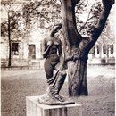 Alte Postkartenansicht der Knienden in der Grünanlage König-Heinrich-Platz vor einer Blutbuche