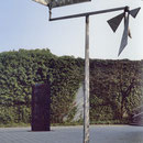 Bewegliche Installation vor der damals noch mit Efeu bewachsenen Mauer des Lehmbruck-Museums
