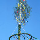 Maibaum am Rathaus Ronneburg in Thüringen