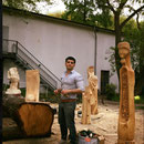 Im Garten der cubus kunsthalle, Mohamad inmitten seiner Skulpturen, HK. Mai 2017