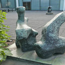 Blick in den Skulpturenhof, im Hintergrund eine weitere Skulptur von Henry Moore (Locking Piece) Aufnahme-Datum: 07.09.2019