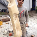 Im Garten der cubus kunsthalle, Mohamad und seine Skulptur, noch im Rohzustand, HK. Mai 2017 