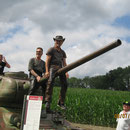 Gabi, Richard und Jürgen haben den Panzer geentert.