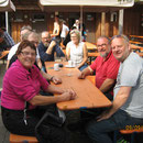 Da sitzen sie bei der Kaffeepause am Rothsee.  Vorne links Heidi, und rechts Tasso + Klaus.