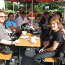 und am anderen Tisch: Gabi, Jürgen, Franz, Rudi, Heidi und Richard.
