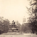 Der Marktplatz mit Rückertdenkmal im Winter