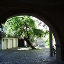 Blick durch die Hofeinfahrt