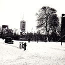 Blick auf Schillerplatz und Hl.-Geist-Kirche, rechts das alte Stadttheater