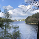 Um den Stausee herum bis die Talsperre in Sichtweite kommt  . . . ..