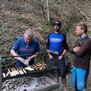 Wieder zurück an der Grillhütte gibt´s Grillwurst mit Bierchen  . . . . Mhhh Lecker 