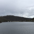 Im Hintergrund die Urft Talsperre 