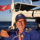 ...und die Genua wird eingerollt und das Gross Midship gestellt. Zum Zmittag wird heute natürlich es betzeli unseren Nation-Feiertag abgefeiert. - Auf ein Proost ihr Schweizer und Schweizerinnen!