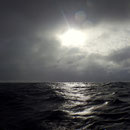 ...den einten und anderen Squall ab. Auch tagsüber folgen wieder weitere Squalls, die uns aber nicht gross beunruhigen. Zügig können wir fadengrad den Kurs von derzeit 240° einhalten.