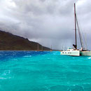 ...steigerten sich innert Sekunden die anfänglichen 20er-Böen auf auf volle 42Kn mit begleitendem Swell von 1 Meter. Schon auf diesem Bild sieht man links hinten,... 