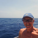 ...kann dem Skipper die Freude, endlich wieder richtig unterwegs zu sein, nicht weiter trüben - und so knipse ich mein erstes Pazifik-Selfi! 