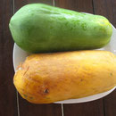 1 grüne und 1 reife Papaya