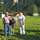 mit dem Lebendpreis Azalee und dessen Züchter Simon Brügger (Bild: Corinne Burren)