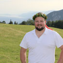 mit Kranz auf dem Kopf und Bielersee im Hintergrund (Bild: Corinne Burren)