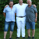 mit den Spendern des Munis, Adrian Degenmann und Hans Nussbaum  (Bild: Corinne Burren)