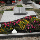 Doppelgrab mit aufgeschlagenem Buch Orion hell Friedhof Lehrberg